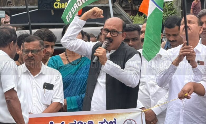 ಸುಳ್ಯದಲ್ಲಿ ಬೃಹತ್ ಪ್ರತಿಭಟನೆ: ಕೇಂದ್ರ ಸರ್ಕಾರ, ಪ್ರಧಾನಿ ಹಾಗೂ ಶಿಕ್ಷಣ ಸಚಿವರ ವಿರುದ್ಧ ಟಿ.ಎಂ. ಶಾಹೀದ್ ತೆಕ್ಕಿಲ್ ತೀವ್ರ ವಾಗ್ದಾಳಿ... whatsapp image 2026 07 22 at 12.11.51 pm (1)