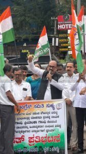 ಸುಳ್ಯದಲ್ಲಿ ಬೃಹತ್ ಪ್ರತಿಭಟನೆ: ಕೇಂದ್ರ ಸರ್ಕಾರ, ಪ್ರಧಾನಿ ಹಾಗೂ ಶಿಕ್ಷಣ ಸಚಿವರ ವಿರುದ್ಧ ಟಿ.ಎಂ. ಶಾಹೀದ್ ತೆಕ್ಕಿಲ್ ತೀವ್ರ ವಾಗ್ದಾಳಿ... whatsapp image 2026 07 22 at 12.11.52 pm